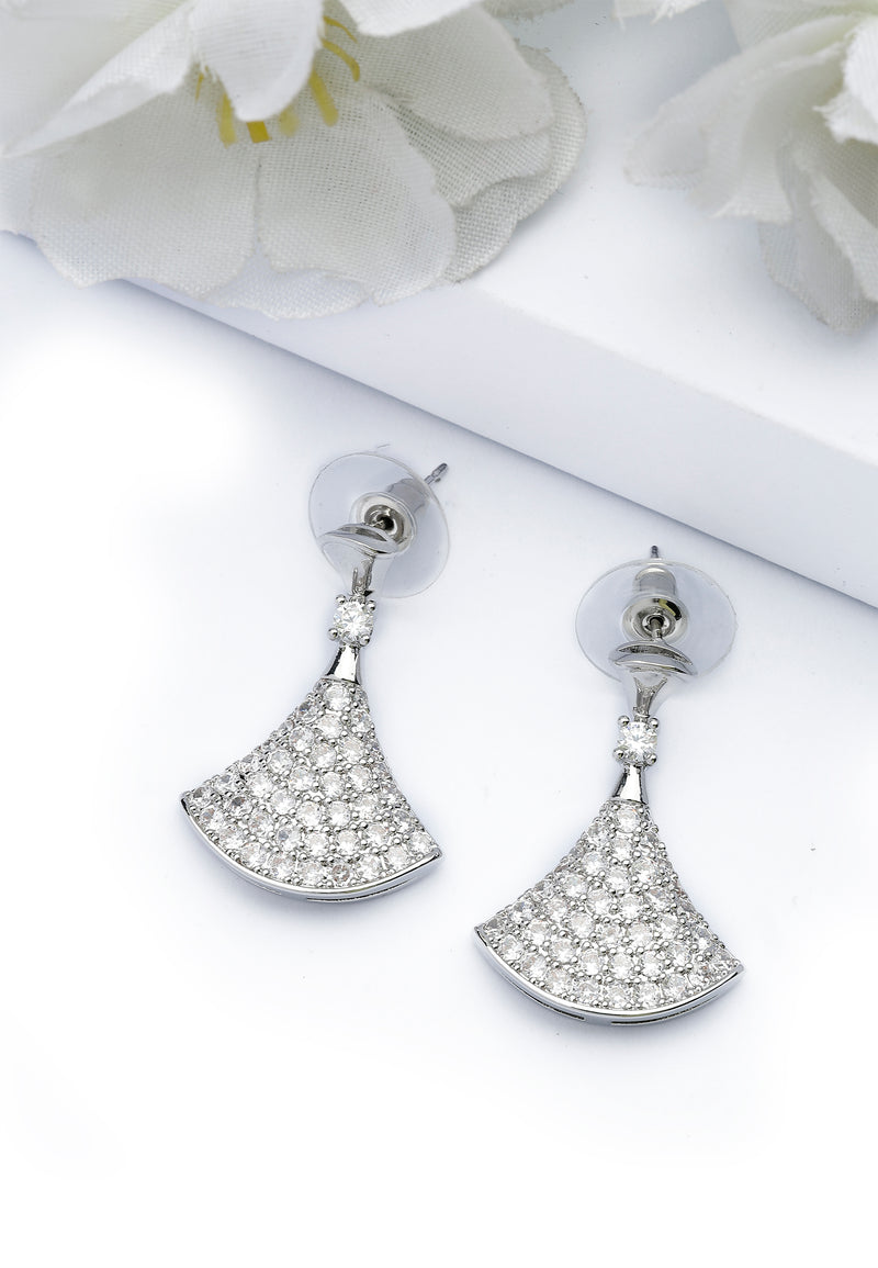 Boucles d'oreilles tombantes scintillantes et élégantes